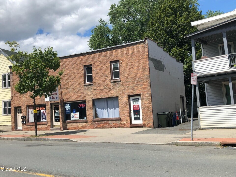 1007 19th St in Watervliet, NY - Building Photo