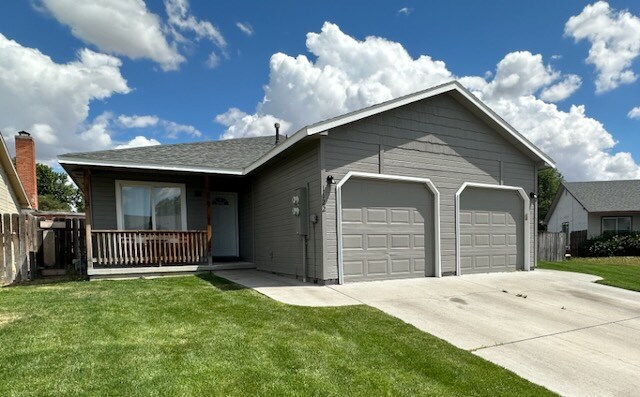 1122 SE Freedom Cir in Mountain Home, ID - Foto de edificio