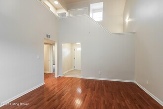 8007 Apple Valley Dr in Louisville, KY - Building Photo - Building Photo