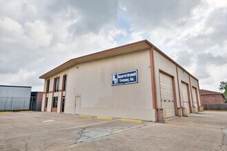 7302 Domino Ln in Houston, TX - Foto de edificio - Building Photo