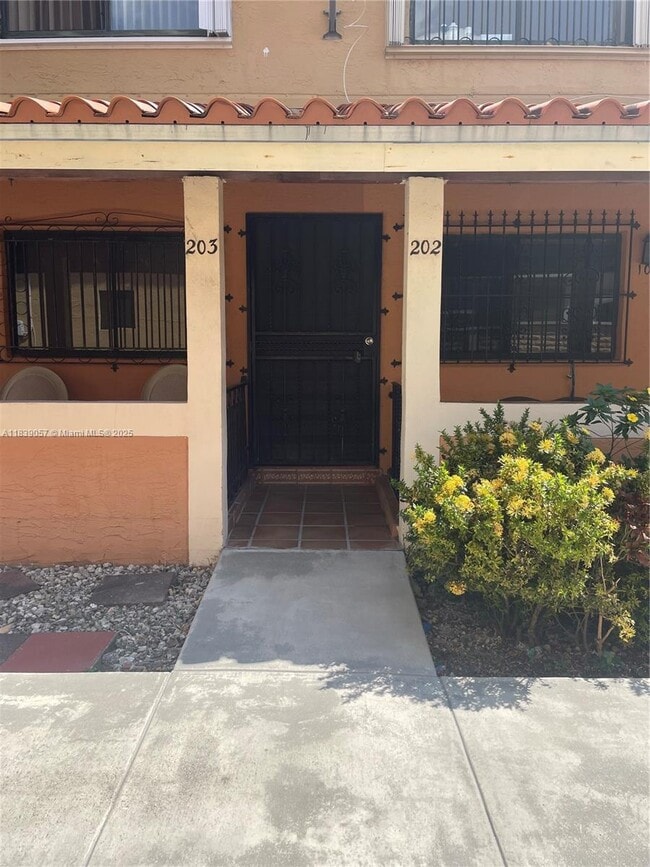 2765 W 61st Pl in Hialeah, FL - Building Photo - Building Photo