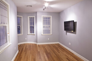 195 W 3rd St, Unit 5 in Boston, MA - Building Photo