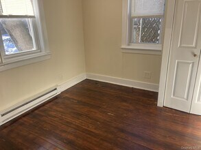 62 E 2nd St in Riverhead, NY - Building Photo - Building Photo