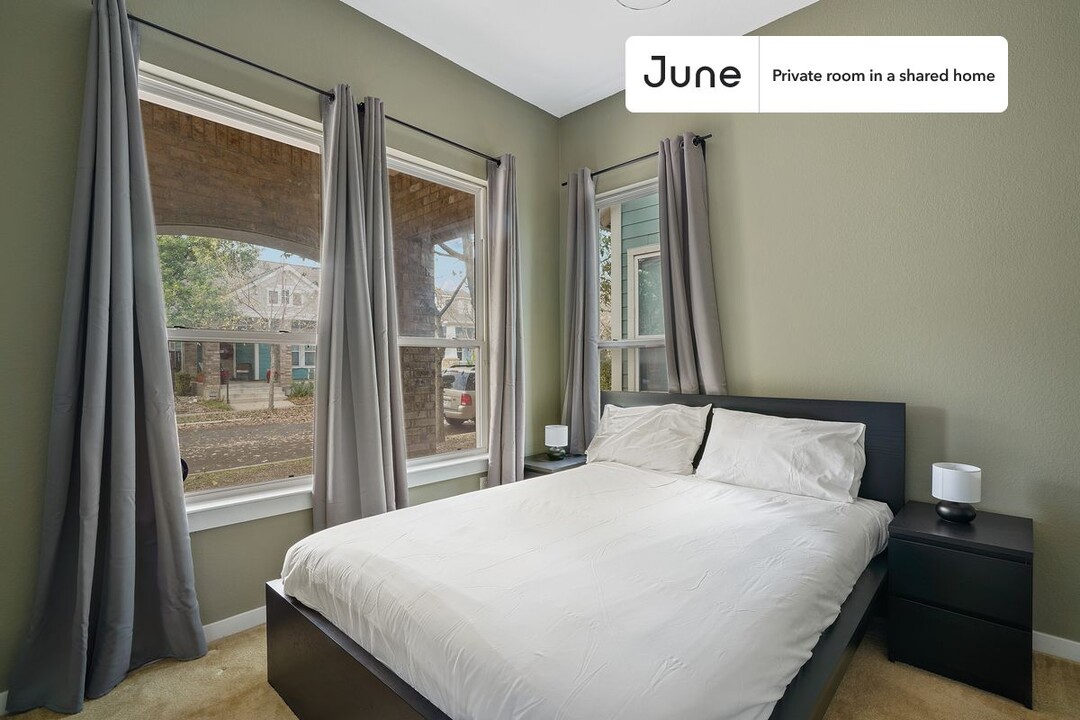 Private bedroom in 5 bed/2.5 bath Home in Austin, TX - Building Photo