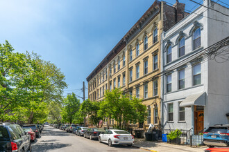 65 Sutton St in Brooklyn, NY - Building Photo - Building Photo