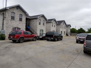 Shady Tree Apartments in Laredo, TX - Building Photo - Building Photo