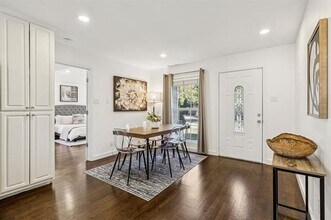 10525 Castlegate Dr in Dallas, TX - Foto de edificio - Building Photo