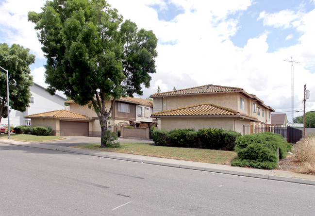 160 Santa Barbara Ave in Modesto, CA - Foto de edificio - Building Photo