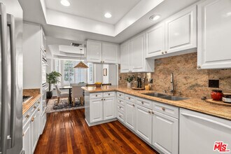 575 S Barrington Ave in Los Angeles, CA - Building Photo - Building Photo