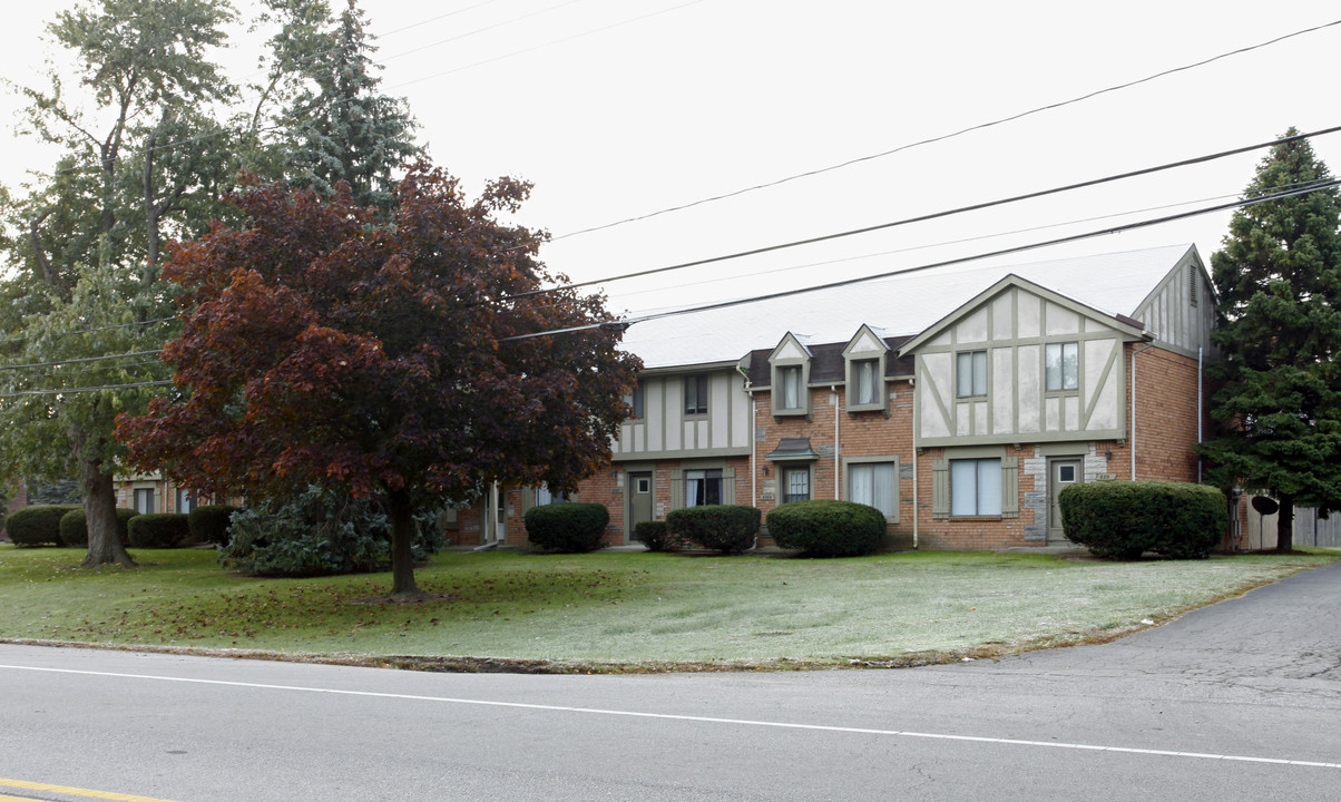 Tudor Gardens in Maumee, OH - Building Photo