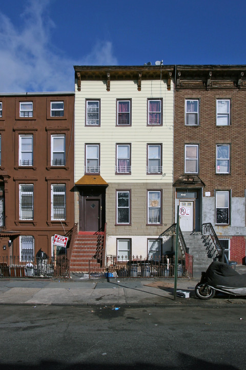 109 Vernon Avenue in Brooklyn, NY - Building Photo