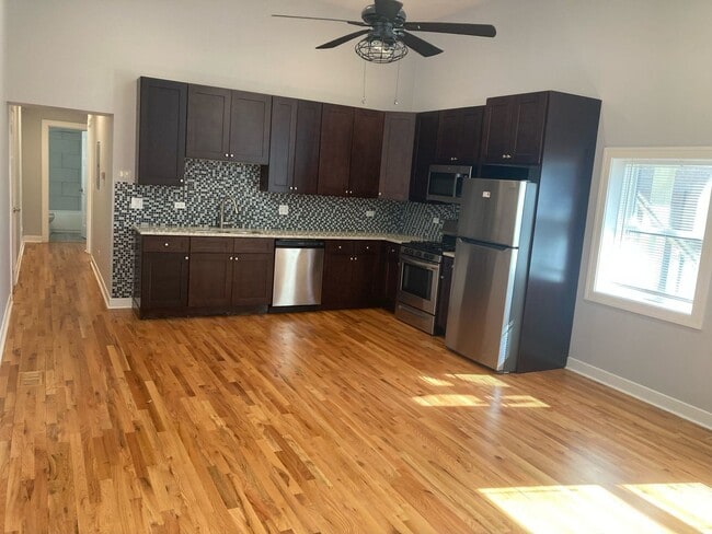 1929 W Montrose Ave in Chicago, IL - Foto de edificio - Building Photo