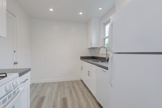 704 Hudson St in Redwood City, CA - Foto de edificio - Building Photo