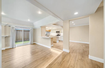 2733 W Keller Ave, Unit W Keller Apt 1 in Santa Ana, CA - Foto de edificio - Building Photo