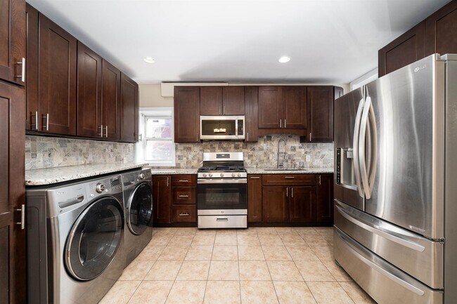 65 Paterson St in Jersey City, NJ - Building Photo - Building Photo