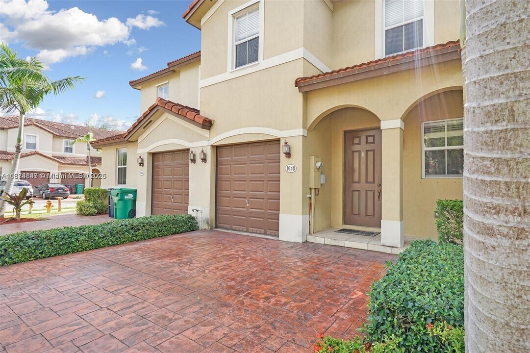 1048 NE 208th St in Miami, FL - Building Photo