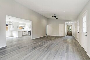 2071 Delphi Ln in Houston, TX - Building Photo