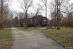 6986 Montgomery Dr in Shelby Township, MI - Building Photo