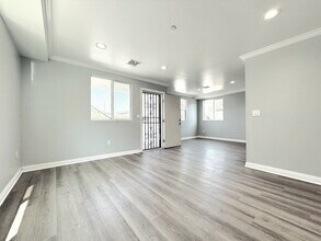 320 E 55th St in Los Angeles, CA - Building Photo - Building Photo