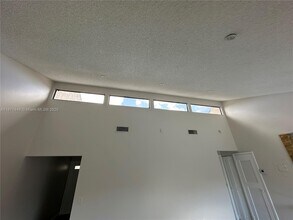 1571 NW 98th Way in Pembroke Pines, FL - Building Photo - Building Photo