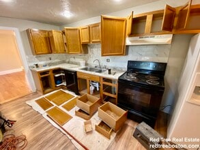 335 Baker St, Unit 2 in Boston, MA - Building Photo - Building Photo