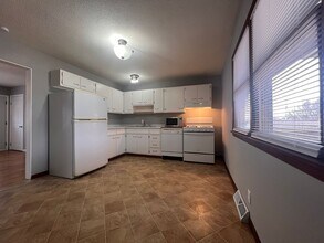 4717 Harrison St in Davenport, IA - Building Photo - Building Photo