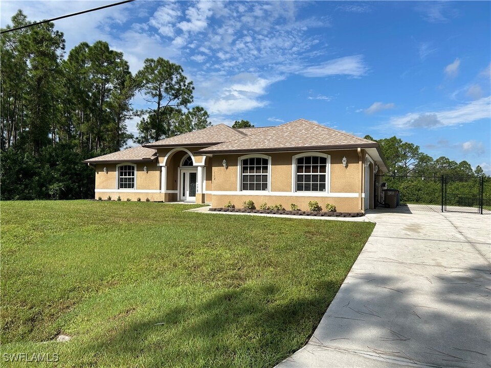 1123 Oak Ave in Lehigh Acres, FL - Building Photo