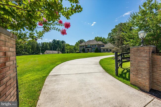 1051 Kelso Rd in Great Falls, VA - Foto de edificio - Building Photo