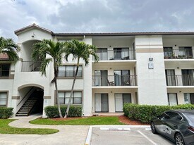 530 S Park Rd in Hollywood, FL - Building Photo