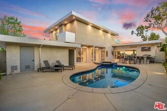 2189 Summitridge Dr, Unit 823 in Beverly Hills, CA - Foto de edificio - Building Photo