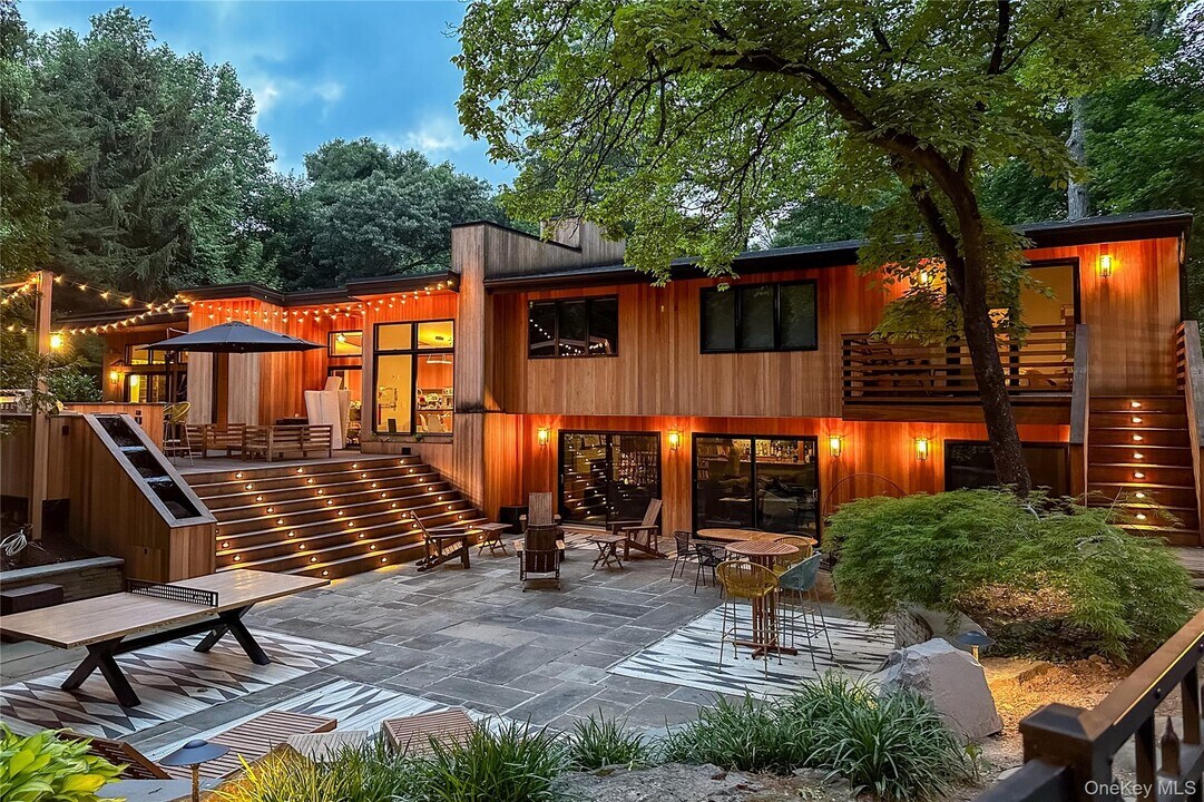 14 Tall Tree Ct in Cold Spring Harbor, NY - Building Photo