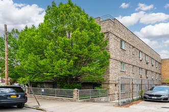 3211 23rd St in Long Island City, NY - Building Photo - Building Photo