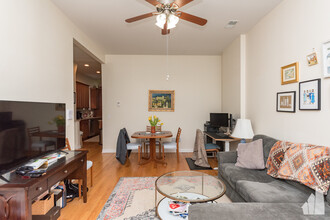2702 W Thomas St in Chicago, IL - Building Photo - Building Photo