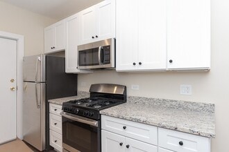 1360 E 52nd St, Unit N2 in Chicago, IL - Building Photo - Building Photo