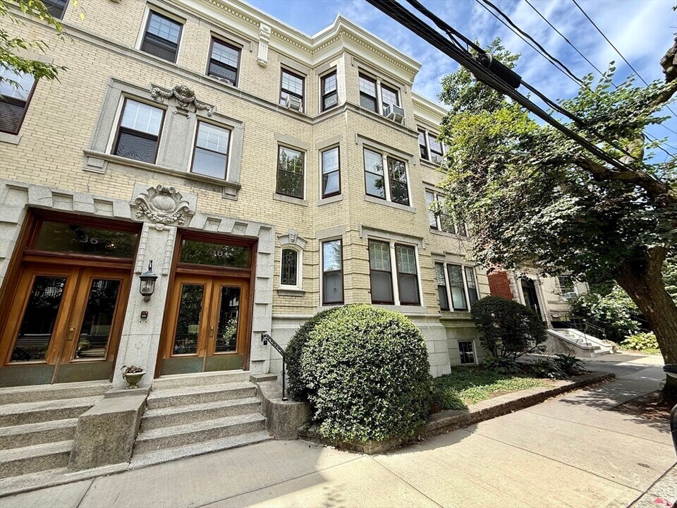 38 Kilsyth Rd in Brookline, MA - Building Photo