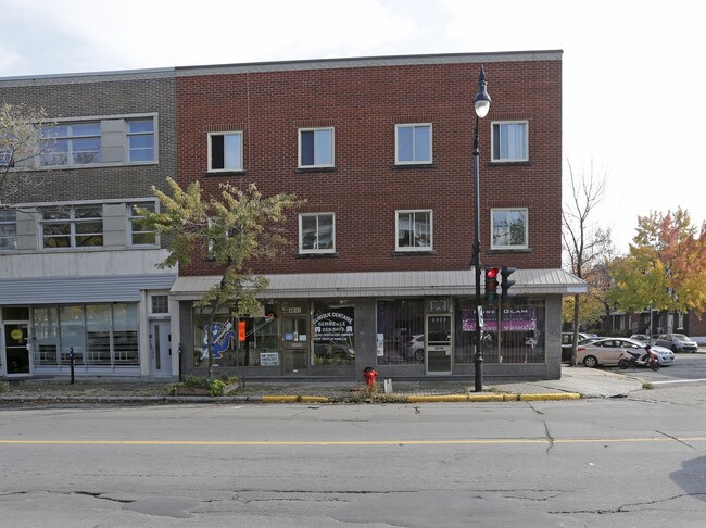 4640 Sainte-Catherine E in Montréal, QC - Building Photo - Building Photo