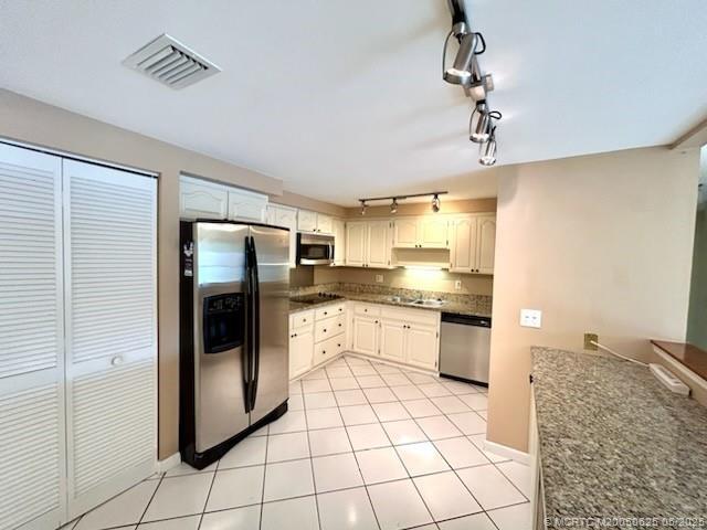 200 SE Four Winds Dr in Stuart, FL - Building Photo