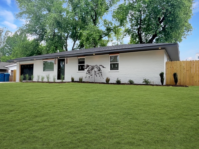 805 SW 2nd St in Bentonville, AR - Foto de edificio - Building Photo