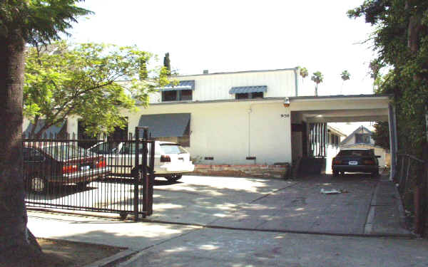 950 Menlo Ave in Los Angeles, CA - Building Photo - Building Photo