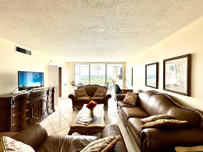 2671 S Course Dr in Pompano Beach, FL - Foto de edificio - Building Photo