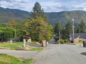 530 NW Valley View Dr in Grants Pass, OR - Building Photo - Building Photo