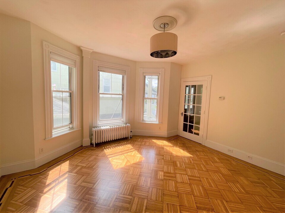 83 Dexter St, Unit 1 in Malden, MA - Foto de edificio