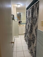 184 Colburn St, Unit 1 in Dedham, MA - Foto de edificio - Building Photo