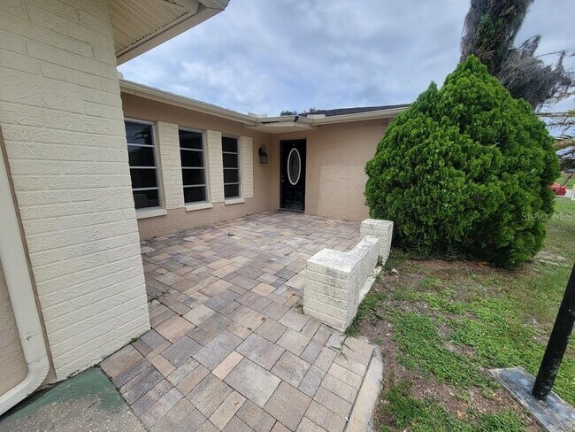 7605 Greybirch Terrace in Port Richey, FL - Foto de edificio - Building Photo