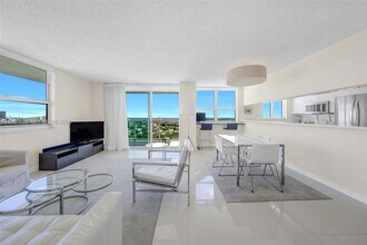 650 West Ave, Unit 1912 in Miami Beach, FL - Foto de edificio - Building Photo