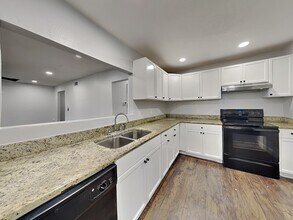 3979 Versailles Dr in Orlando, FL - Foto de edificio - Building Photo