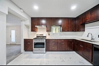 6526 Westview Dr in Houston, TX - Building Photo - Building Photo