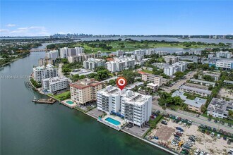 9381 E Bay Harbor Dr in Bay Harbor Islands, FL - Foto de edificio - Building Photo
