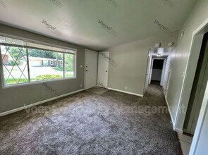 8504 E 93 Pl in Kansas City, MO - Building Photo - Building Photo