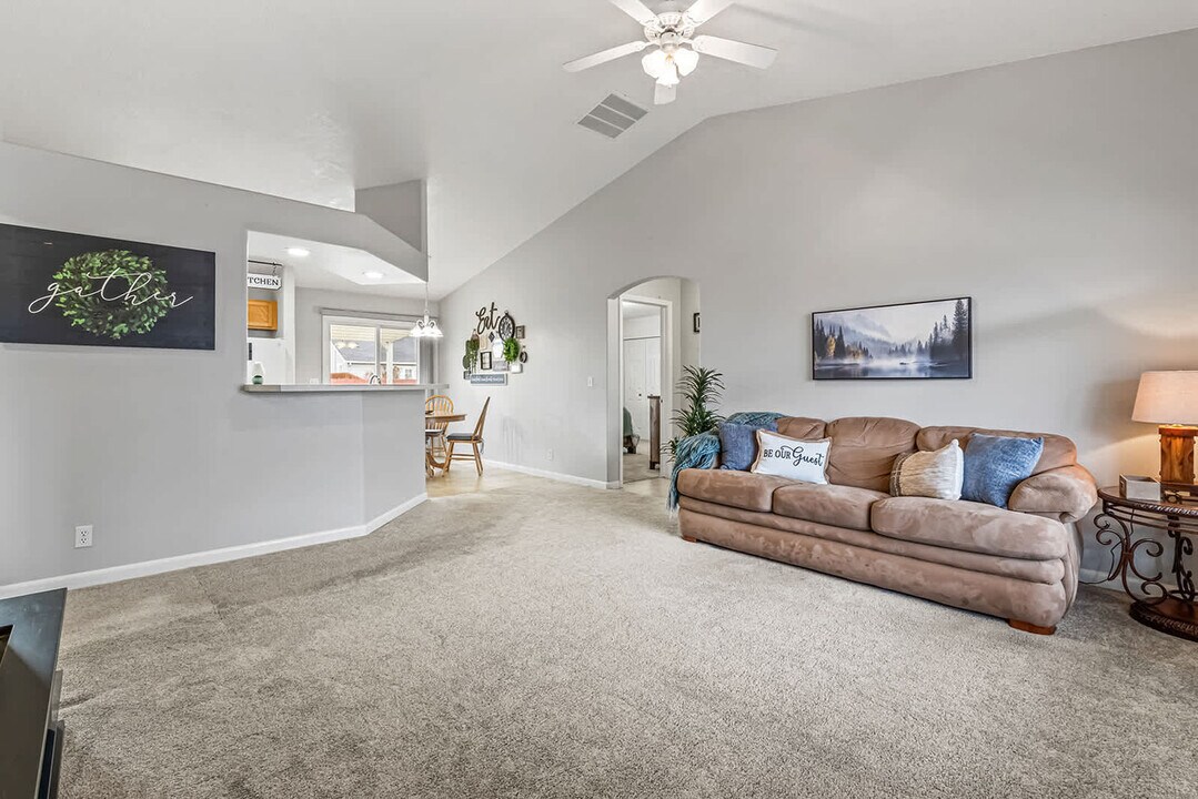 727 W Clark Ave in Nampa, ID - Building Photo